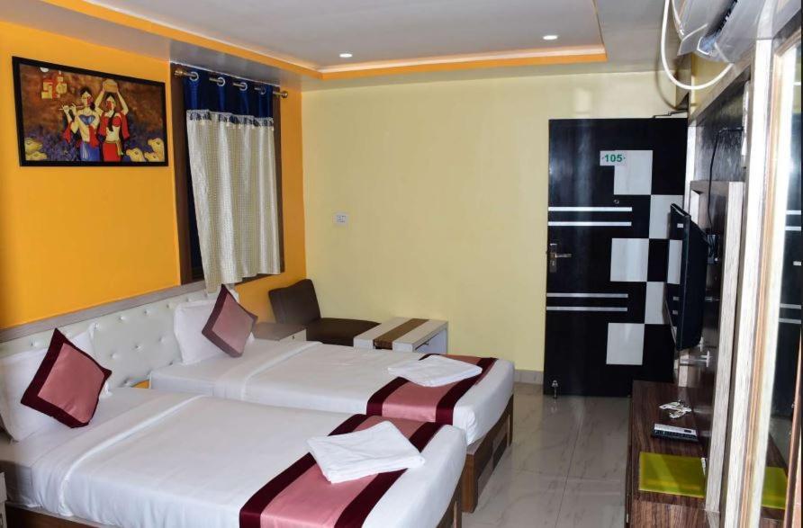 Ar Grand Hotel Rajgir Bagian luar foto