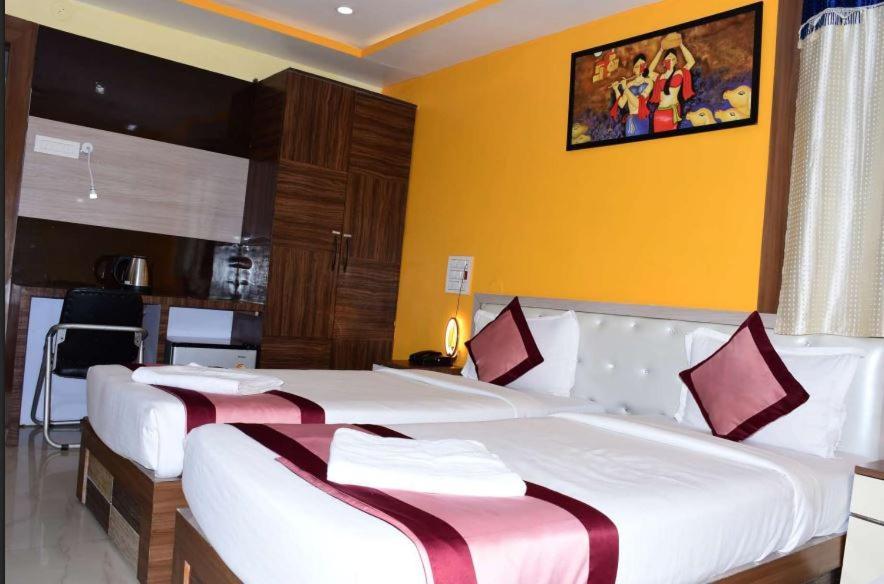 Ar Grand Hotel Rajgir Bagian luar foto