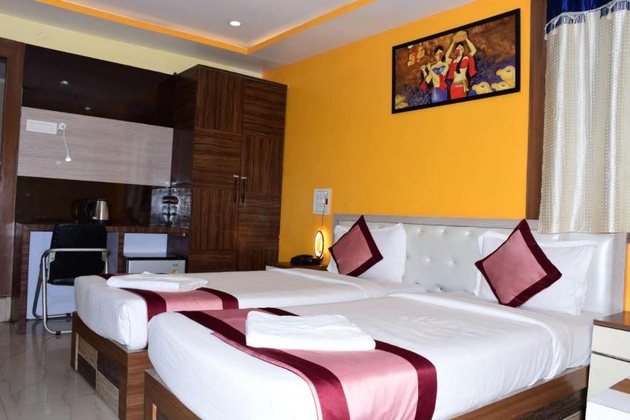 Ar Grand Hotel Rajgir Bagian luar foto